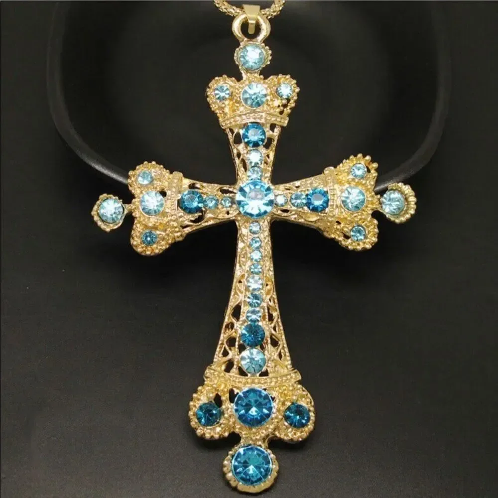 ✨ Betsey Johnson stunning crystal embellished cross necklace/pendant ✨